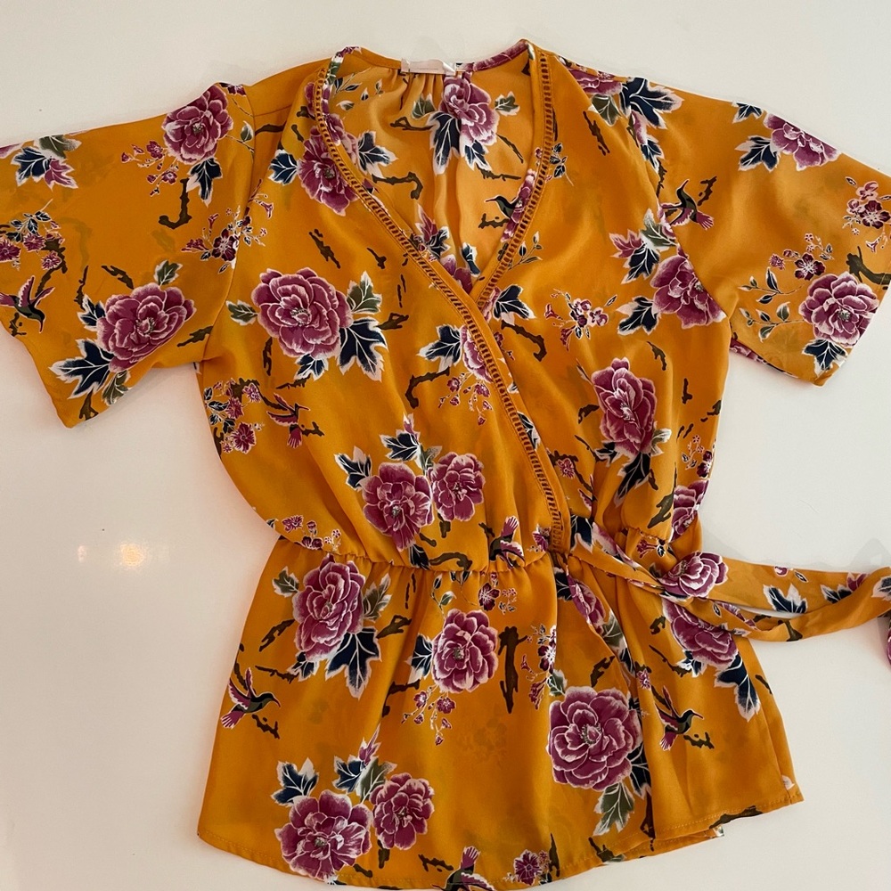 Light and flowy women’s peplum top